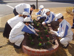 富士松工場の花植えの様子2