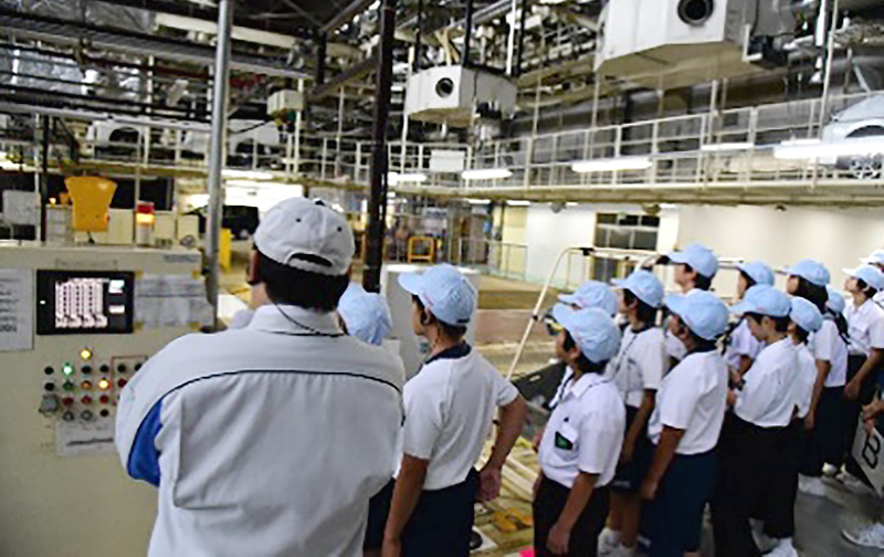 富士松工場でクルマの生産工程を見学する子どもたち