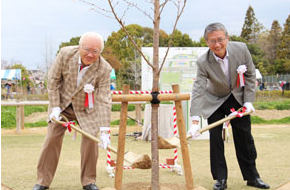 （左から）網岡会長、増井社長による植樹