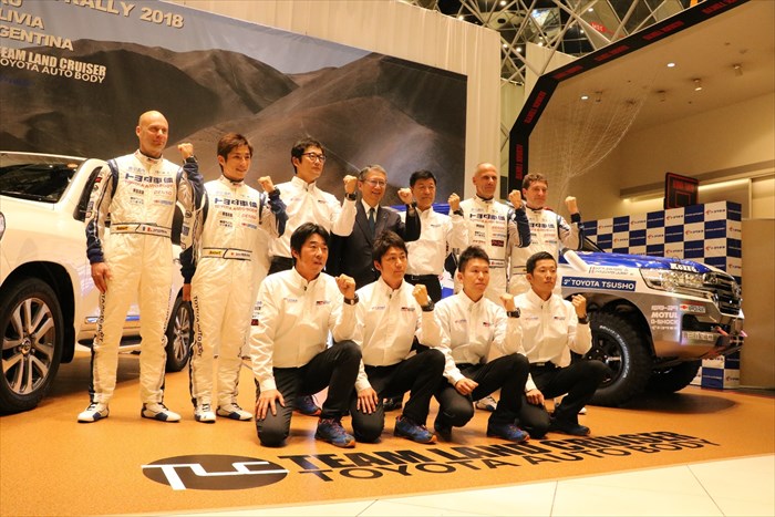 ダカール2018に参戦する新型ラリー車(レプリカ)とチームメンバー