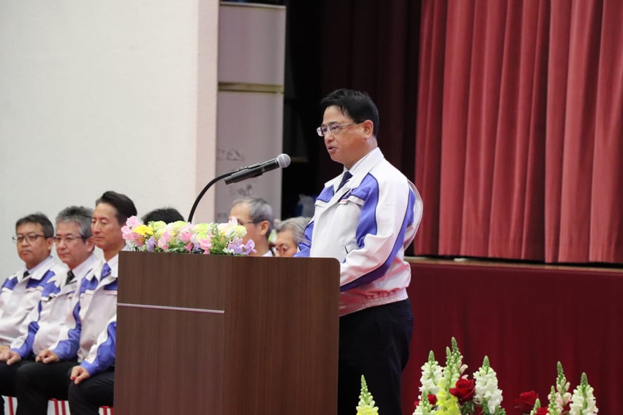 あいさつする松尾社長