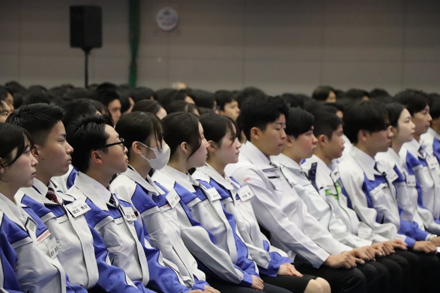 入社式にあつまった新入社員