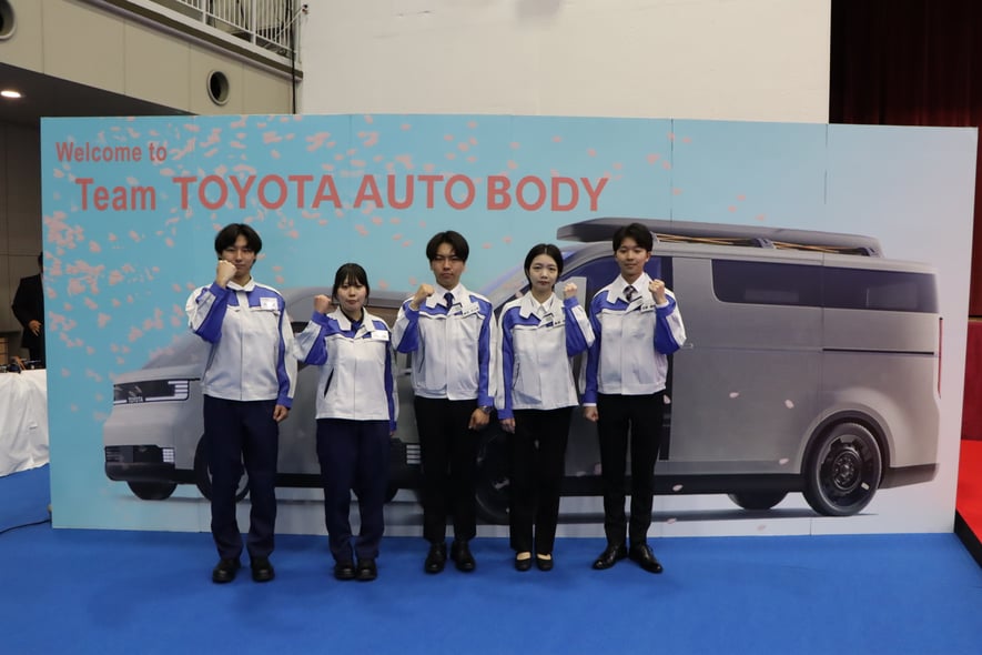 新入社員代表。2年目の社員が制作したハイエースコンセプトのパネルの前で