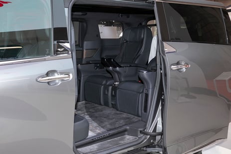 VellfireSpaciousLounge2