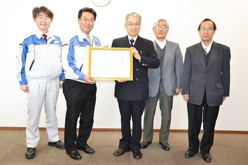左から吉原工場　工務部　川合部長、宮本工場長、3地区自治会長の皆さん