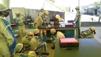 実践を交えながら受講生に指導する様子