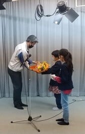 児童からの花束贈呈