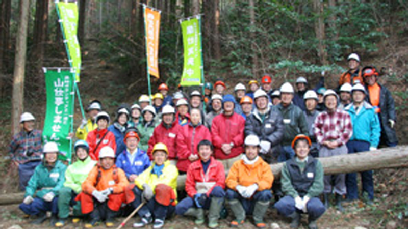 間伐を行う従業員と矢作川水系森林ボランティア協議会の皆さん